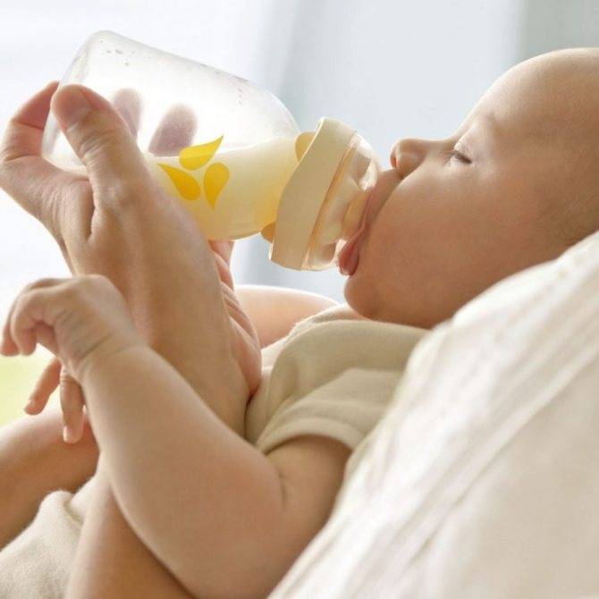 Как правильно кормить новорожденного из бутылочки смесью