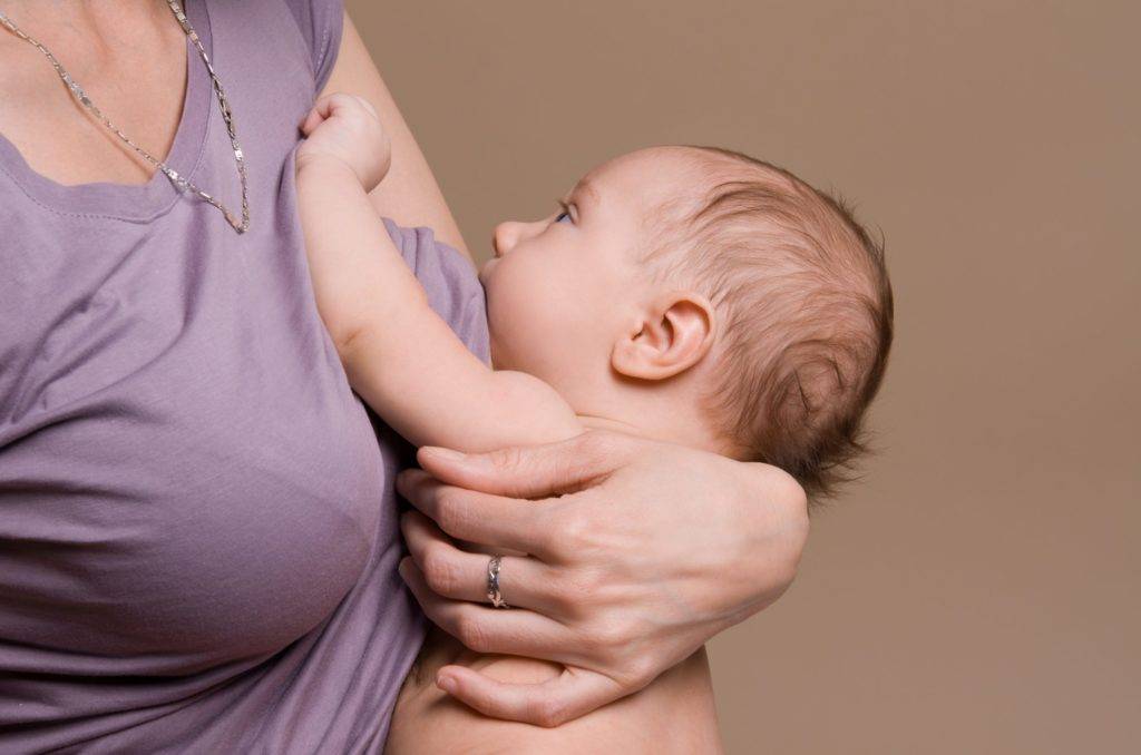 Чем лечить горло кормящей маме: разрешенные таблетки, процедуры и режим лактации