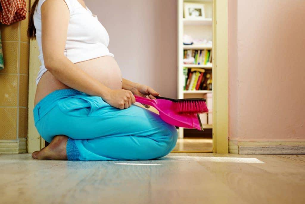 Чем опасно поднятие тяжестей во время беременности?