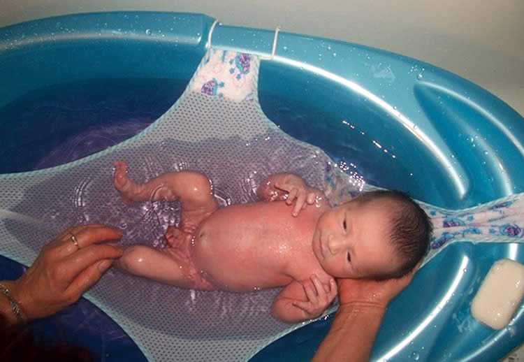 Первое купание новорожденного дома