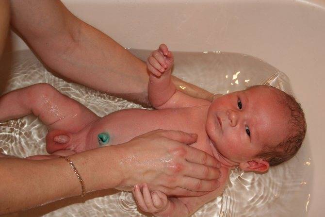 Первое купание новорожденного после роддома: когда можно и как правильно