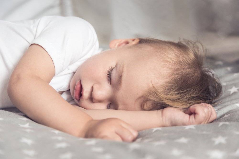 Как уложить ребенка спать: популярные способы