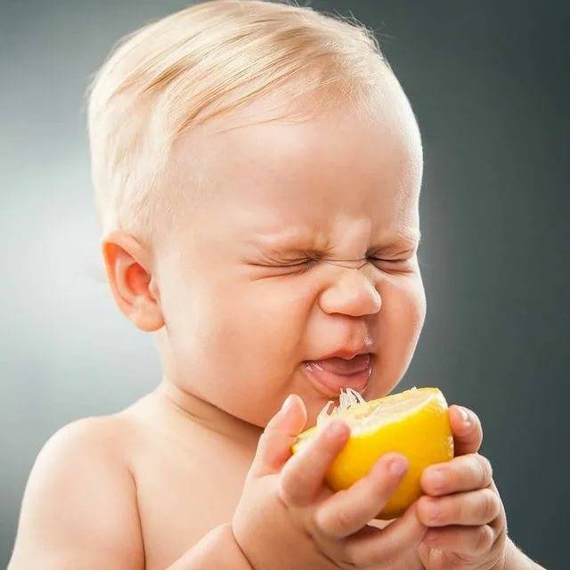 Можно ли дать ребенку лимон и когда пробовать его введение в рацион?