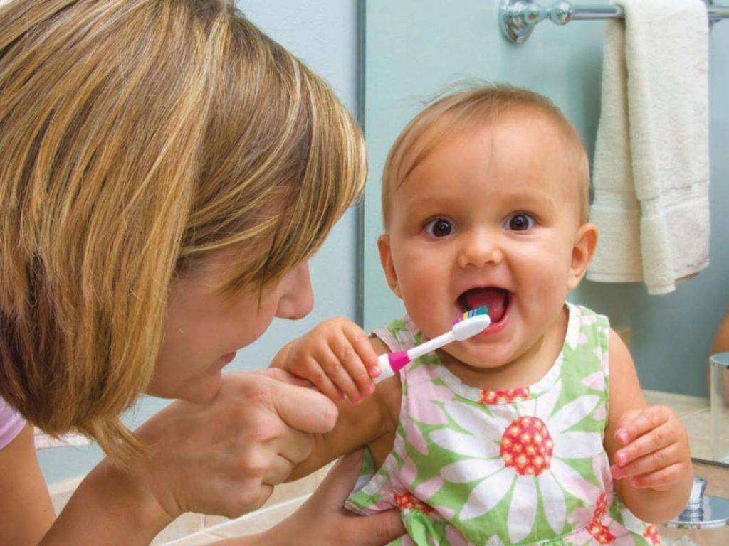Как чистить зубную щетку между использованиями.