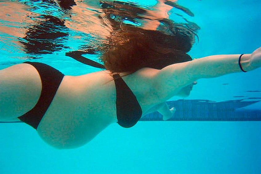 Можно ли беременным ходить в бассейн: плавать ли на ранних сроках и купаться ли во втором или третьем триместрах, посещать ли аквапарк во время беременности