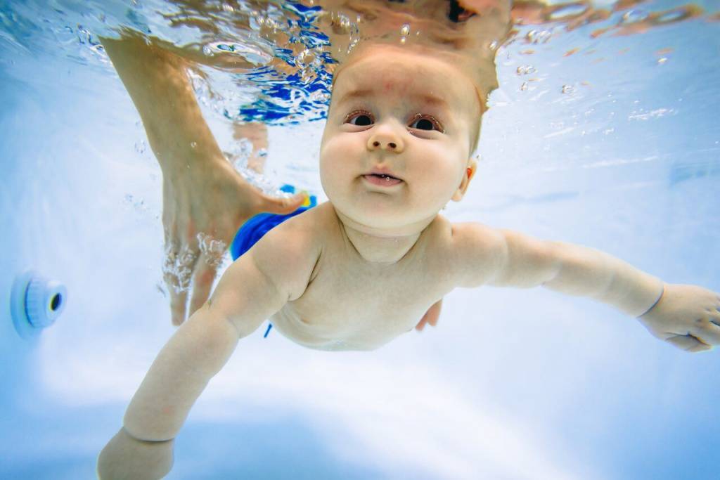 Как научить грудничка плавать: дома и в бассейне - parents.ru