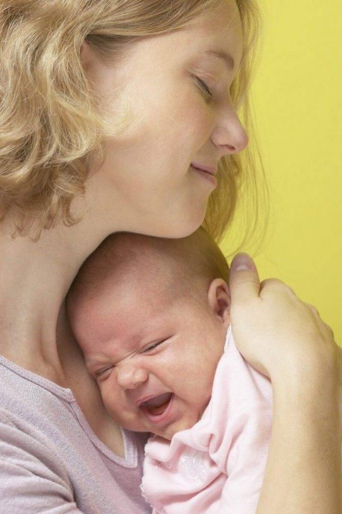 Почему новорожденный ребенок икает и срыгивает после кормления