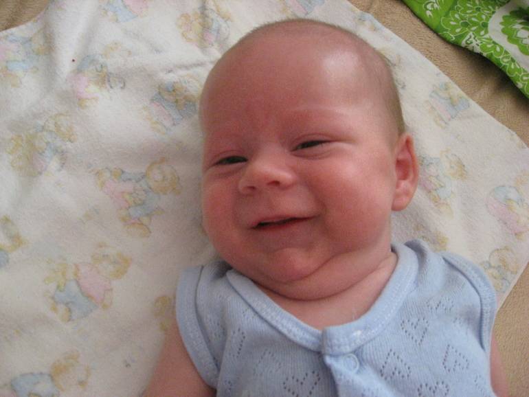 Когда ребенок начинает улыбаться. факторы развития