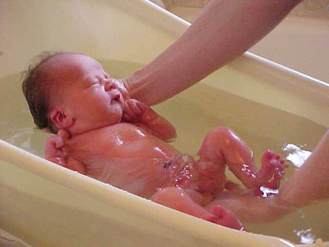 Когда можно принимать ванну после родов: через сколько, горячую - goodmummy.ru