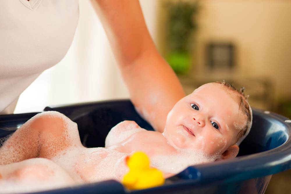 Как мыть голову новорожденному ребенку: когда в первый раз, часто ли можно шампунем, что делать, если грудничок не хочет или боится и плачет, советы психолога