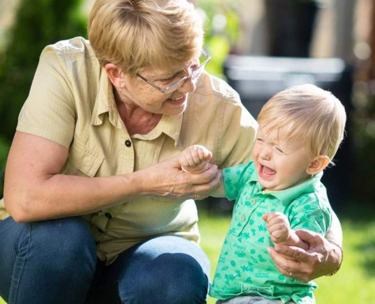 6 типов бабушек, которые отрицательно влияют на наших детей. как с ними бороться?