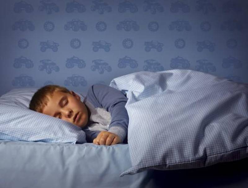 Ребенок спит с открытыми глазами – какие причины и что делать 2021