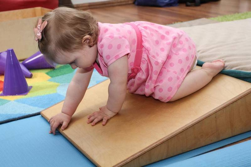 Как научить ребенка вставать на четвереньки: простые упражнения
