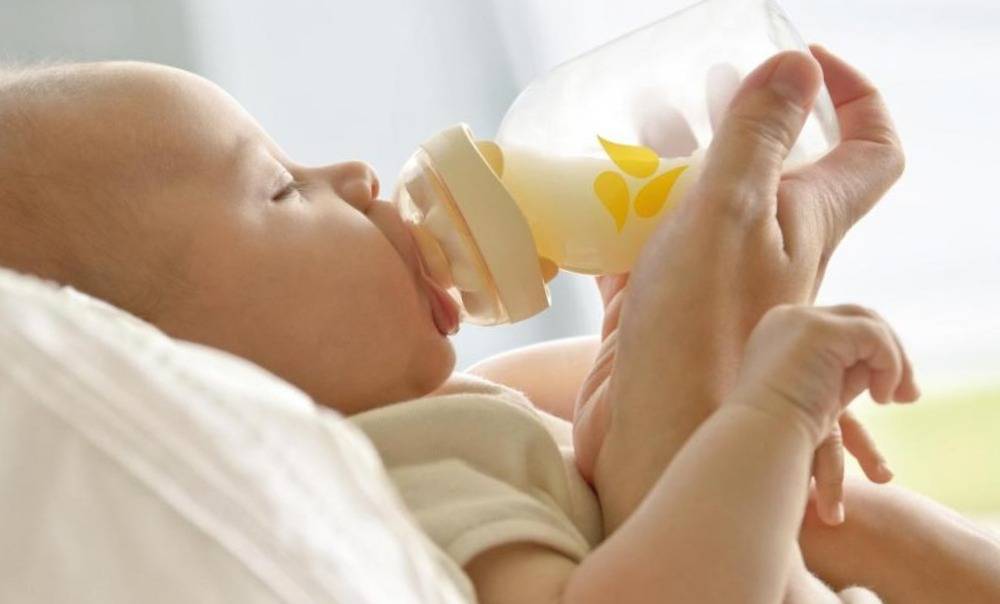 Как правильно кормить малыша сцеженным грудным молоком