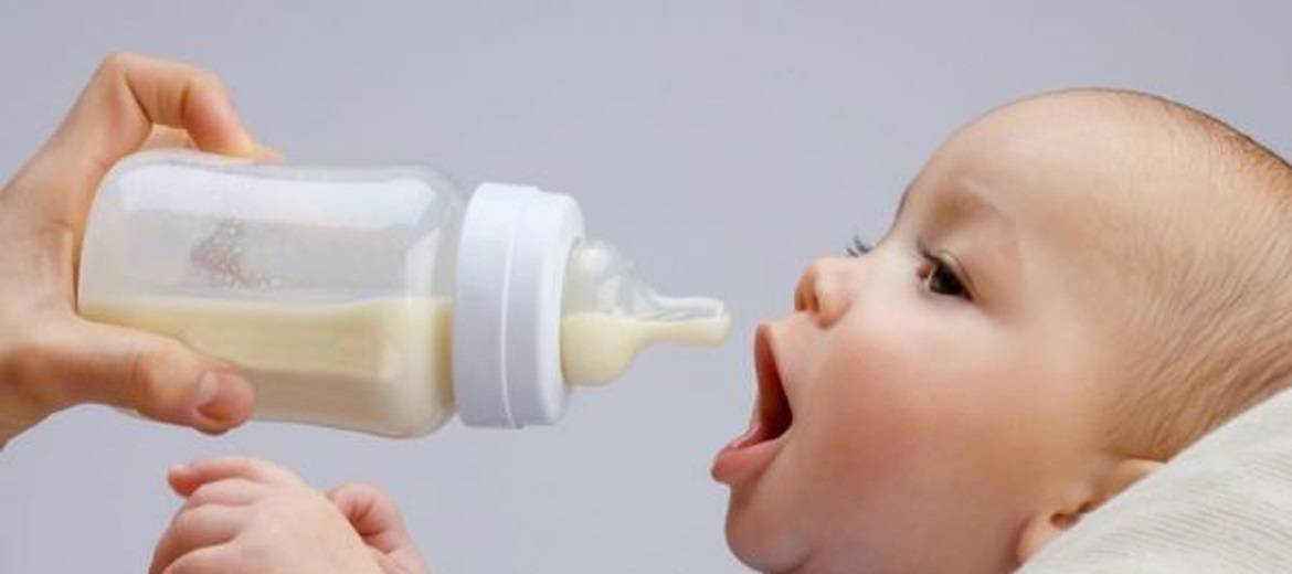 Как правильно держать бутылочку и кормить ребенка смесью