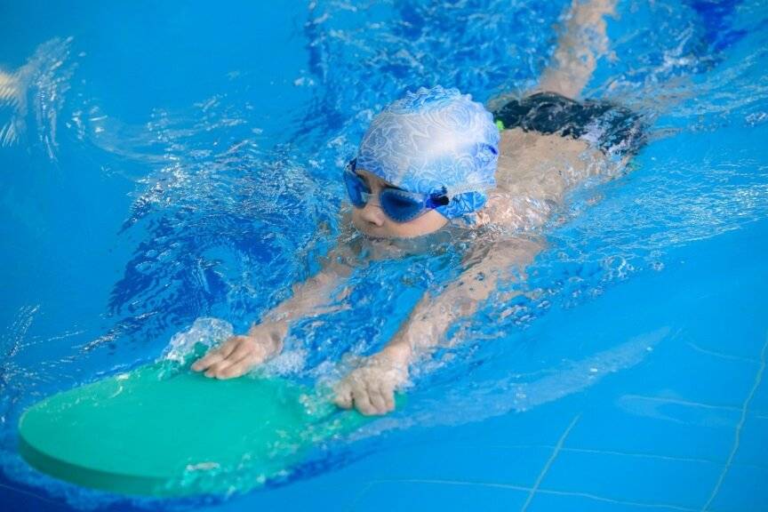 Как быстро и правильно научить ребенка плавать