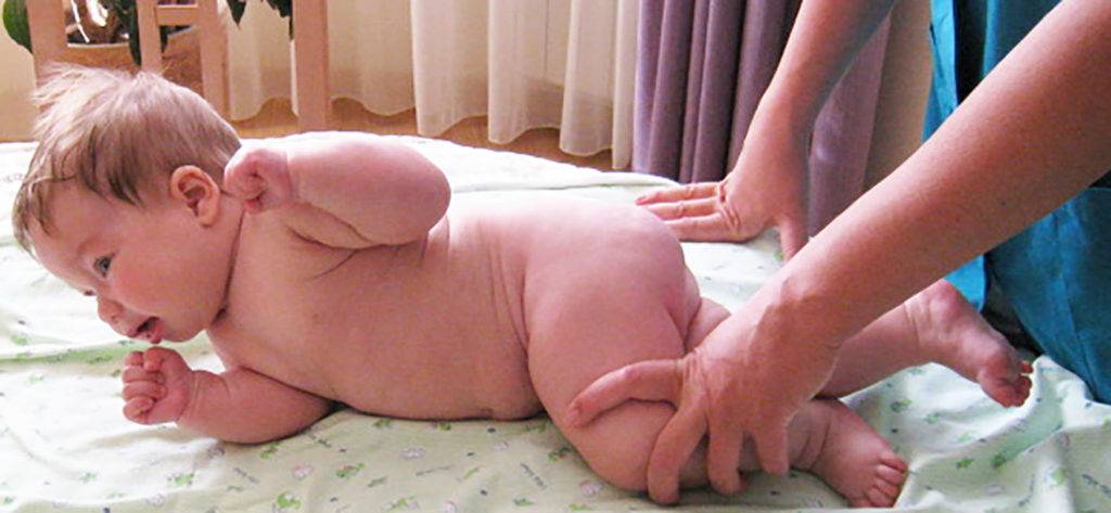 Во сколько малыш начинает переворачиваться на живот | главный перинатальный - всё про беременность и роды