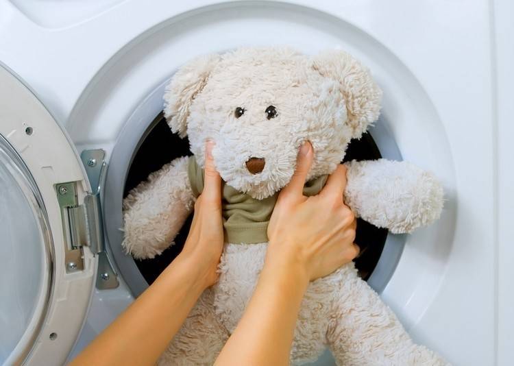 Как стирать мягкие игрушки в стиральной машине автомат, вручную и иными способами?