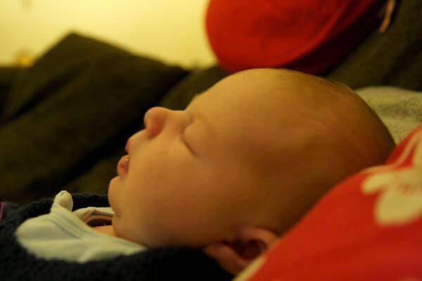 Ребенок спит с открытыми глазами – какие причины и что делать 2021