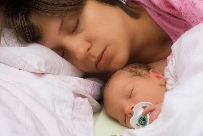 Нужно ли будить ребенка для кормления ночью и как это надо делать