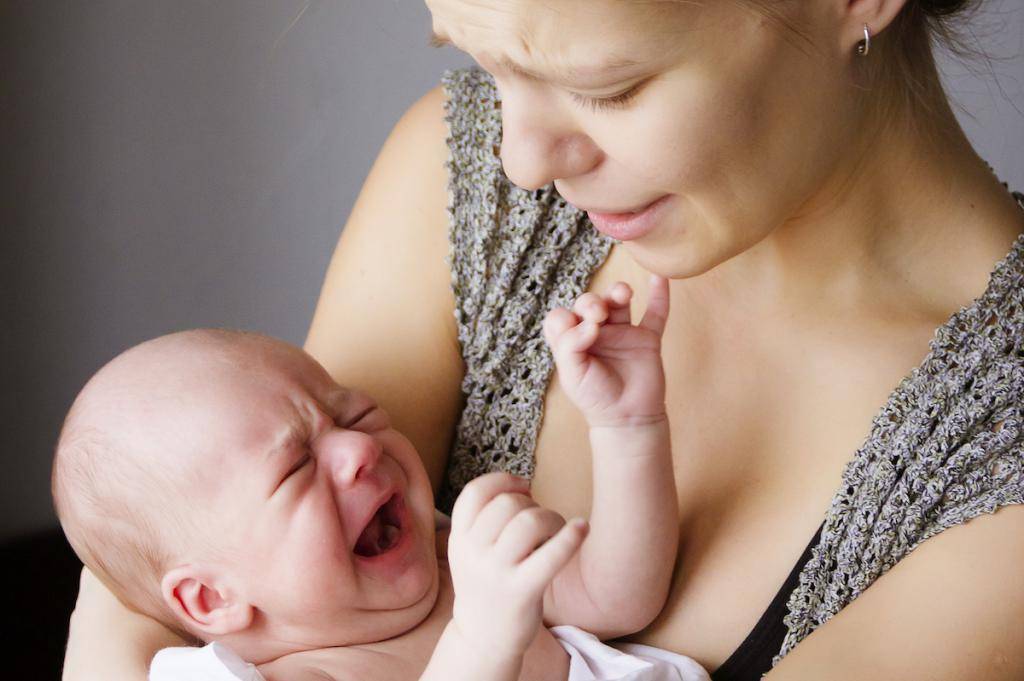 Что делать маме, если ребенок отказывается от груди?