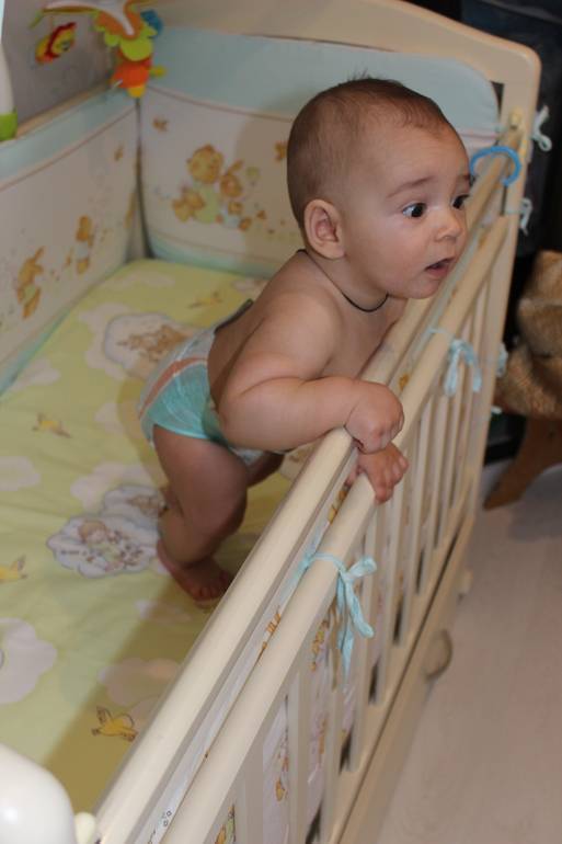 Как научить ребенка вставать на ножки, стоять без опоры: упражнения от 6 месяцев