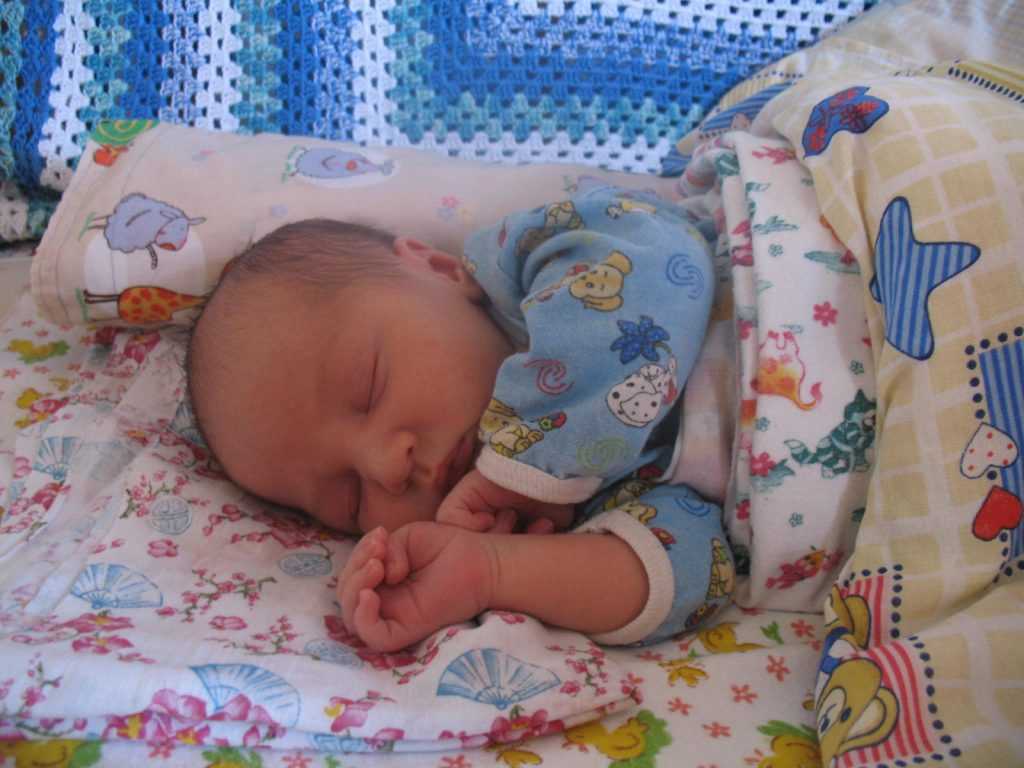 Почему новорожденный кряхтит и тужится во сне комаровский