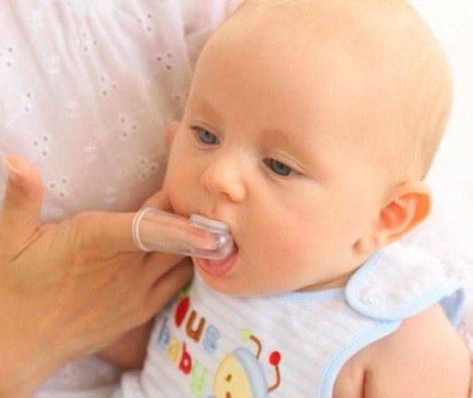 Как правильно чистить зубы детям до года и старше, с какого возраста нужно начинать