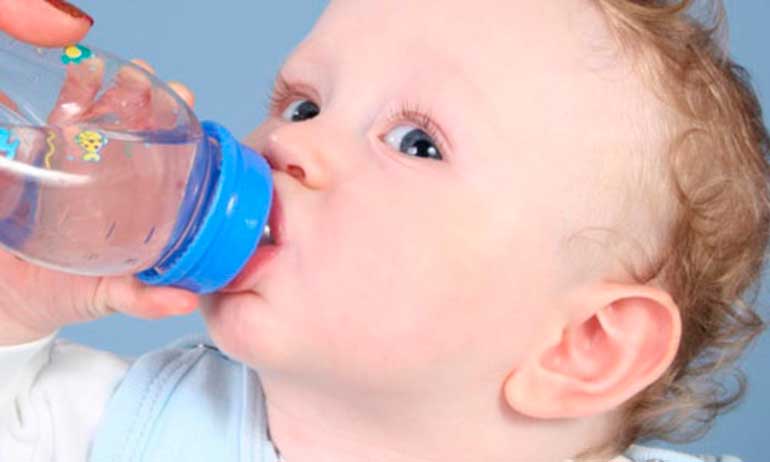 Можно ли новорожденному давать кипяченую воду, необходимо ребенку ли при грудном вскармливании и искусственном
