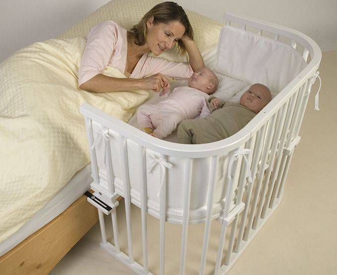 Удобное и безопасное место, или как выбрать кроватку для новорожденного?