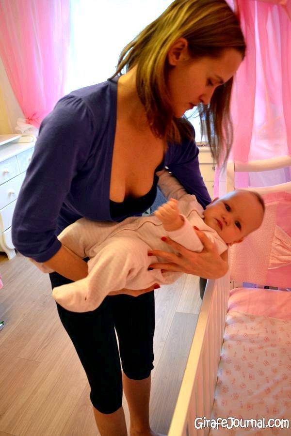 Как правильно держать новорожденного ребенка на руках: позы столбиком, колыбелька, под животик