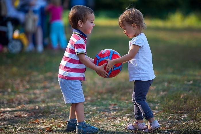 Как научить ребенка дружить с другими детьми в детском саду