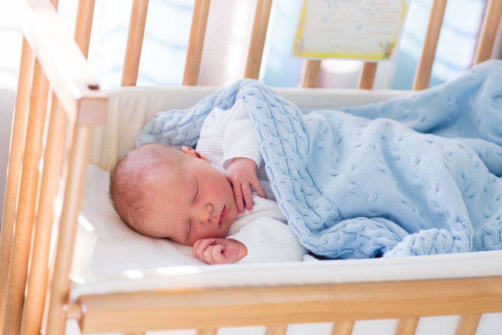 Беспокойный сон у грудничка: новорожденный ребенок тревожно спит, кряхтит, ерзает