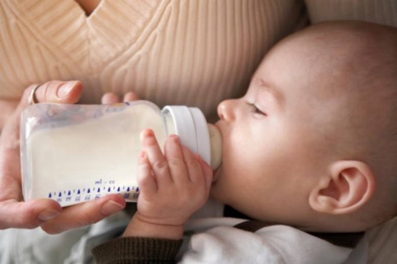 Как правильно кормить новорожденного смесью из бутылочки?