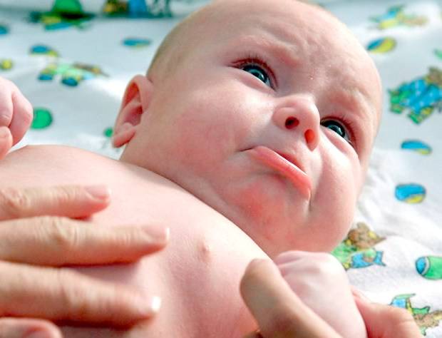Почему у младенца трясется подбородок при плаче. почему у новорожденного ребенка трясется подбородок и нижняя губа, дрожат ручки и ножки: все о треморе у младенцев.