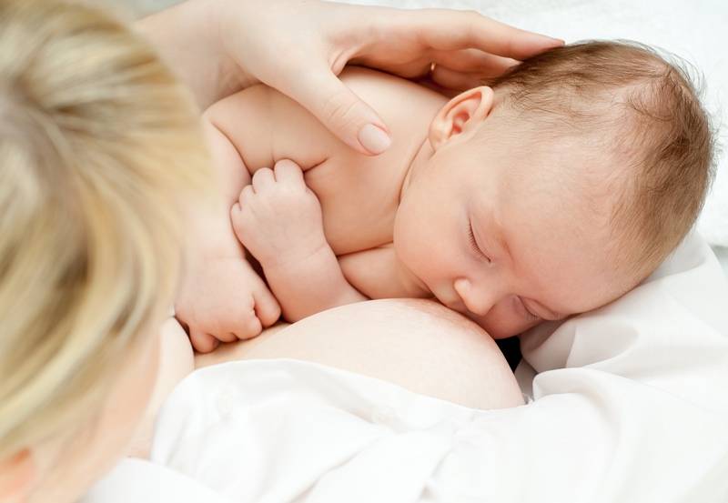 Новорожденный засыпает во время кормления и не наедается