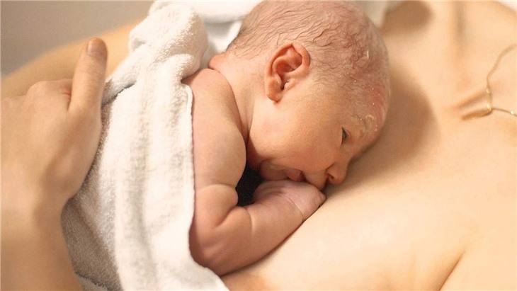 Почему малыш кряхтит во время кормления | главный перинатальный - всё про беременность и роды