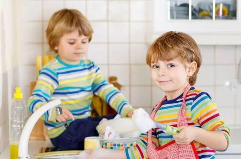 Как научить ребёнка убирать за собой игрушки