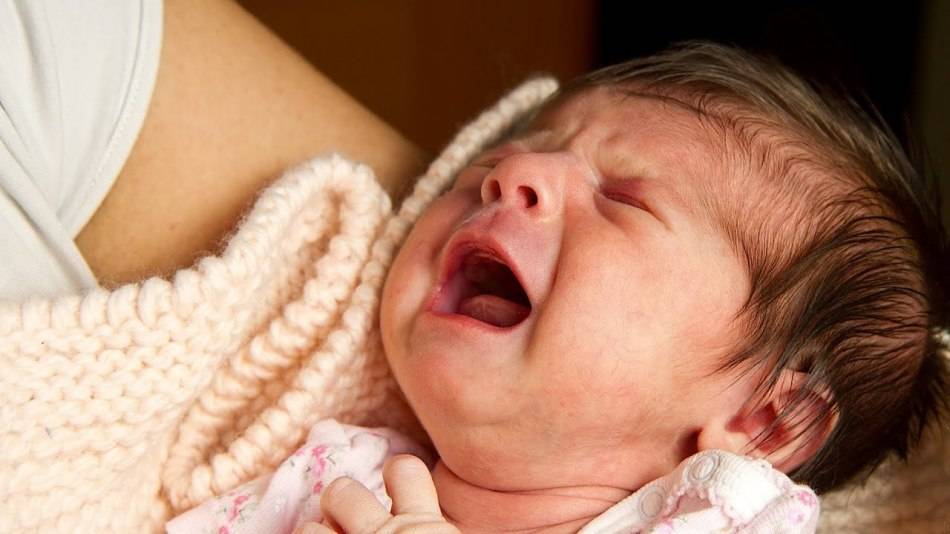 Новорожденный ребенок плачет после кормления, извивается, тужится: почему?
