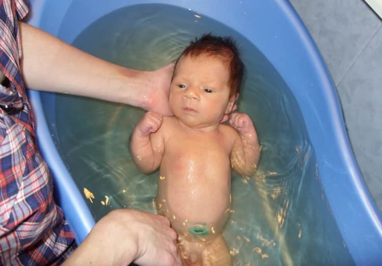 Правила купания грудных детей и температура воды
