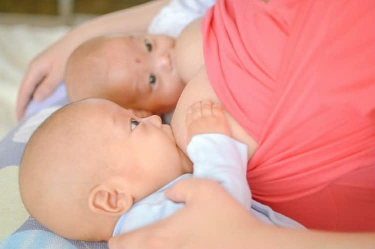 Как ухаживать за новорожденными близнецами | новорожденный ребенок | orebenkah.ru