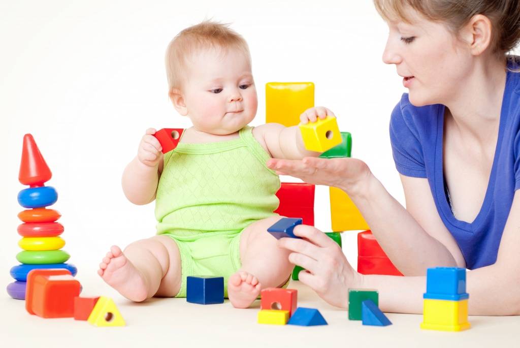 Игры с ребёнком в 4 месяца: развивающие занятия и игрушки для малышей
