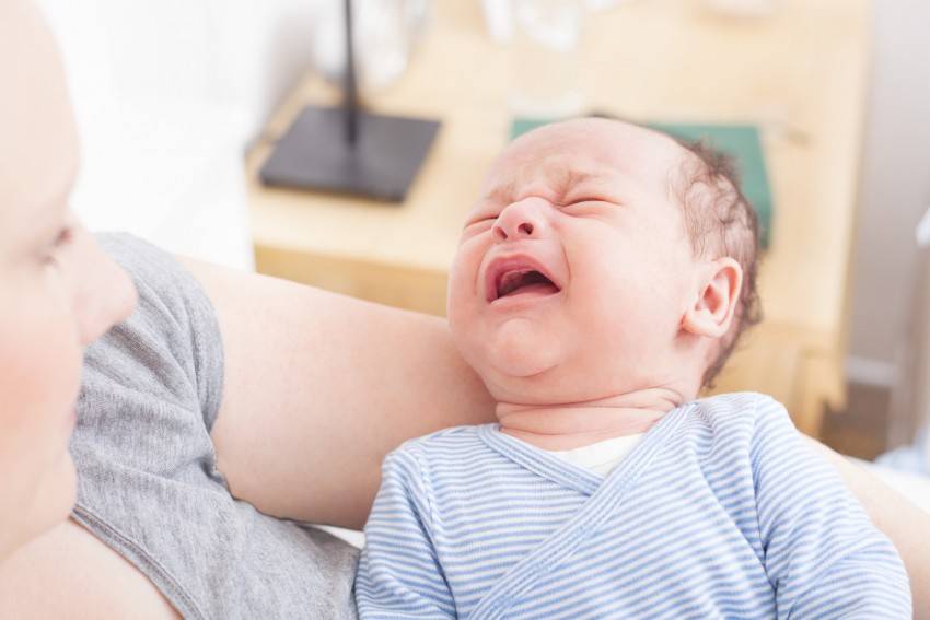 Новорожденный ребенок спит с открытым ртом: почему и что делать (Комаровский)