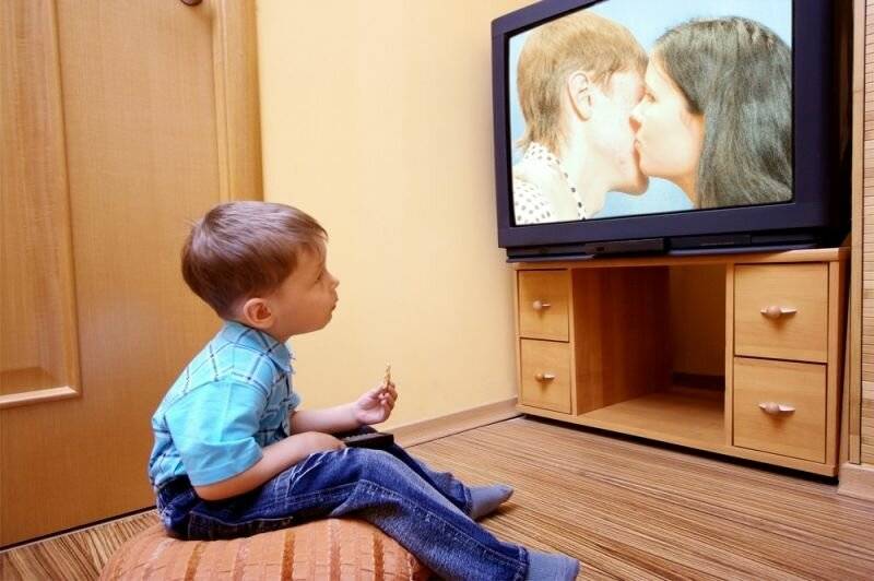 Можно ли грудным детям смотреть телевизор: почему нельзя