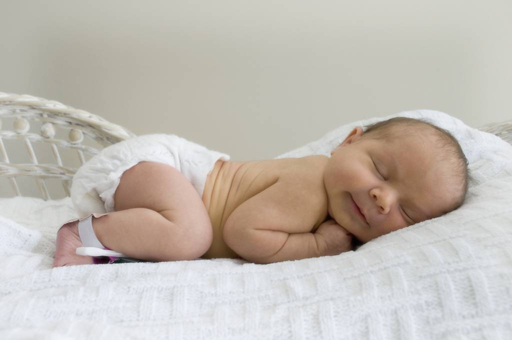 Почему ребенок спит на животе с приподнятой попой кверху?
