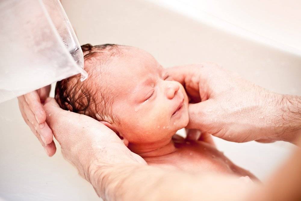 Как мыть голову новорожденному