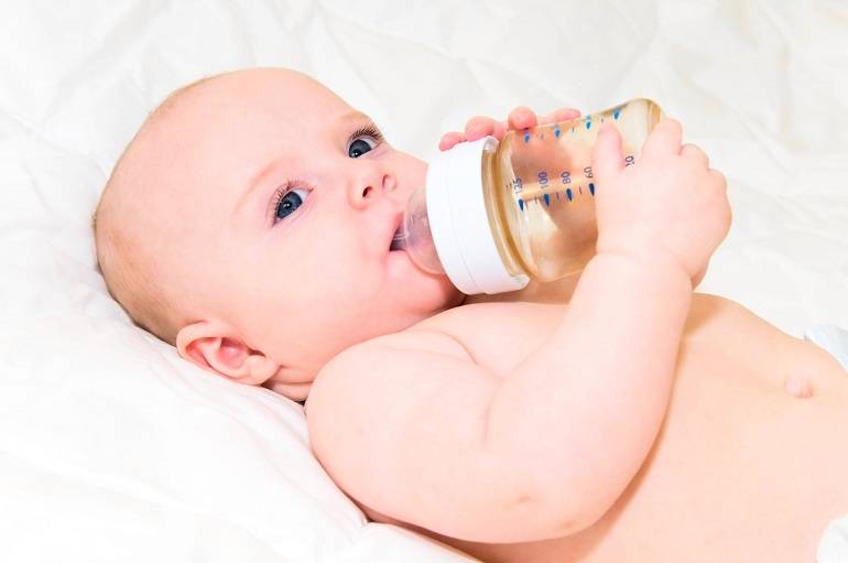Можно и нужно ли давать воду новорожденному, какой водой поить младенца