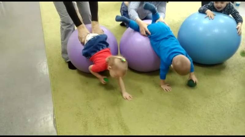 Упражнения на фитболе для грудничков, занятия на мяче (с видео)