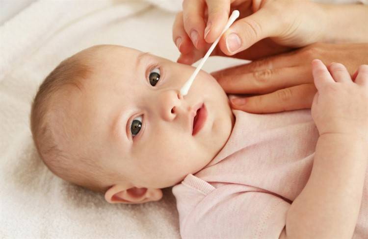 Как почистить нос новорожденному ребенку от соплей и козявок в домашних условиях?
