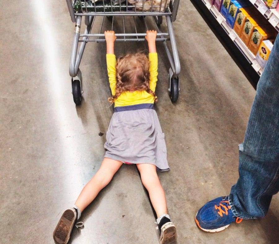 Ребенок закатил истерику в магазине. что делать? мнения детских психологов